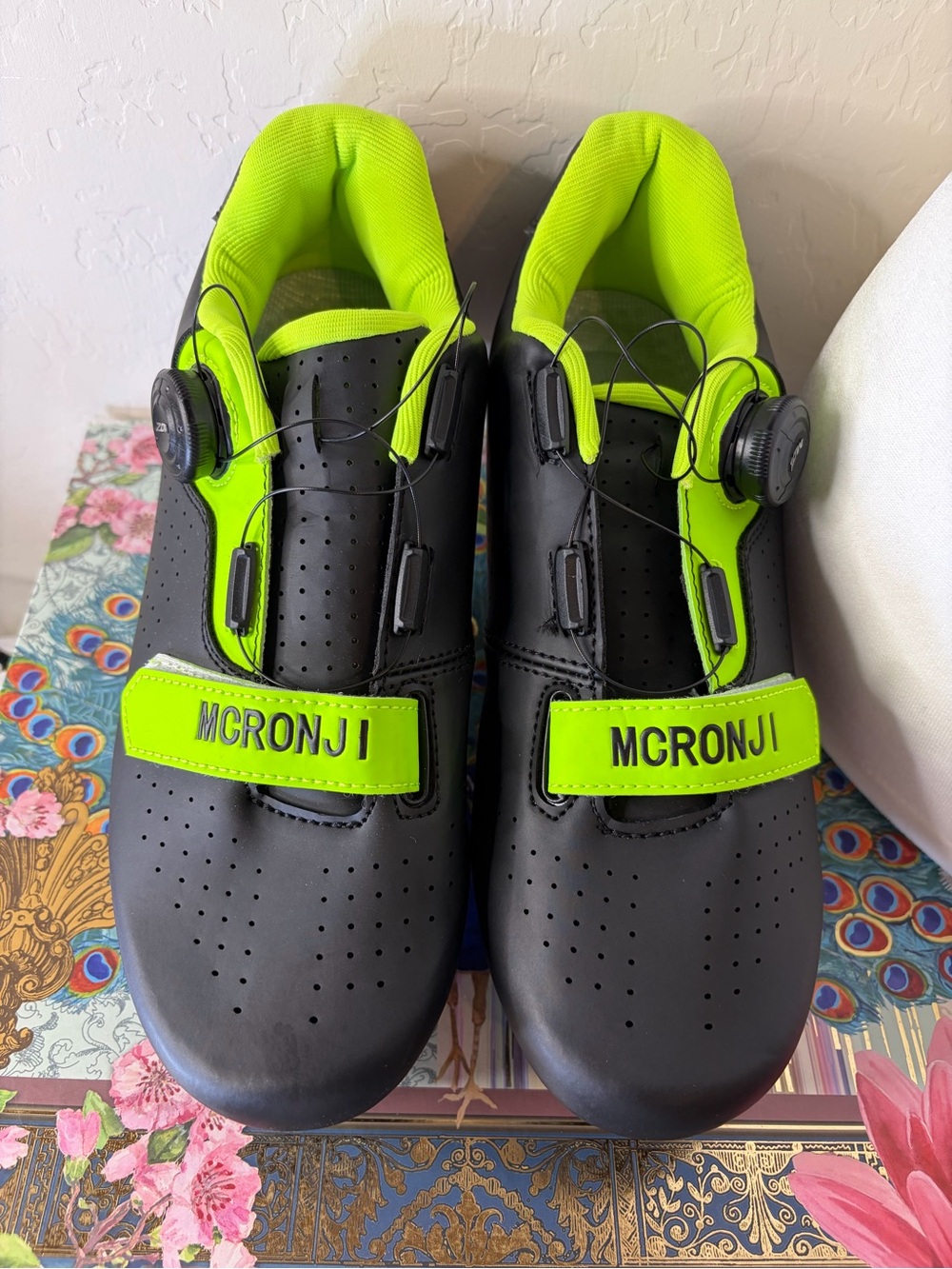 MCRONJI Cycling Shoes EU 41 US Men’s 8-8.5 Women’s 9.5-10 w/ 3-Bolt Cleats